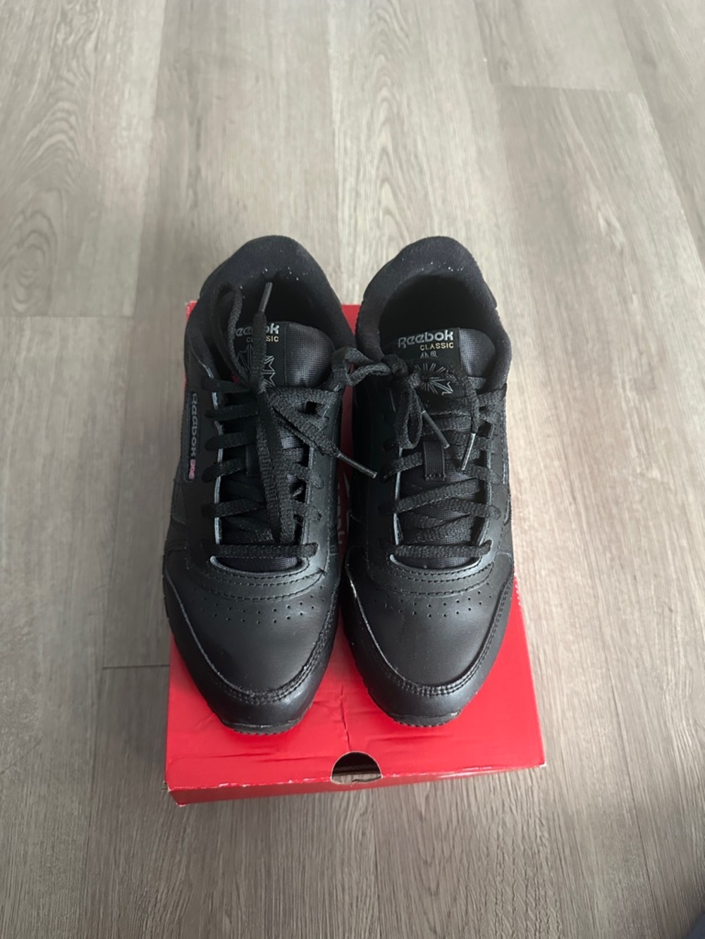 Reebok Men's Black Leather Sneakers with Subtle Branding - Picture 3 of 6